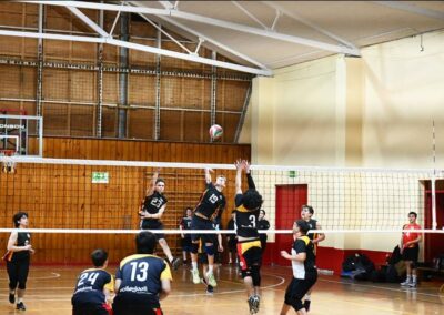 Schüler beim Volleyball