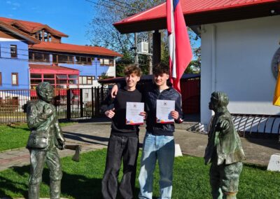 Jungs mit Teilnahmebescheinigung