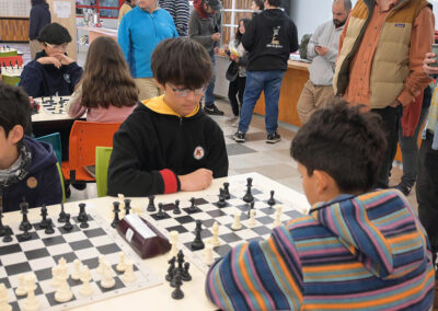 Kinder spielen Schach