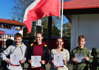 Schüler präsentieren Zertifikat