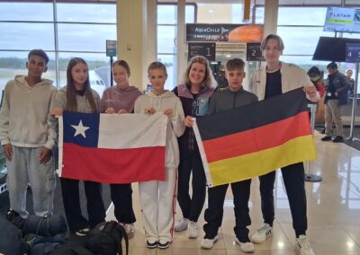Gruppenbild Austauschschüler Flughafen Chile mit deutscher und chilenischer Flagge
